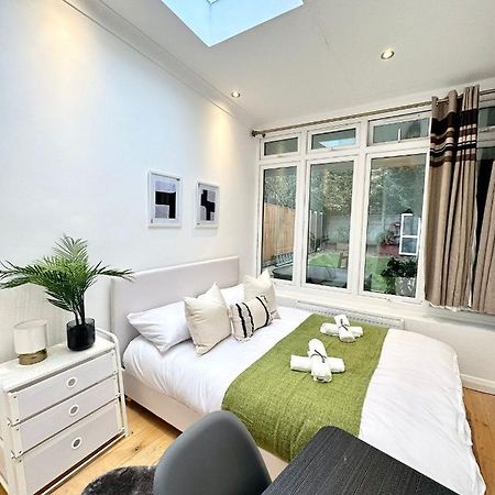 Modern Room In Spacious Home Londres Exterior foto