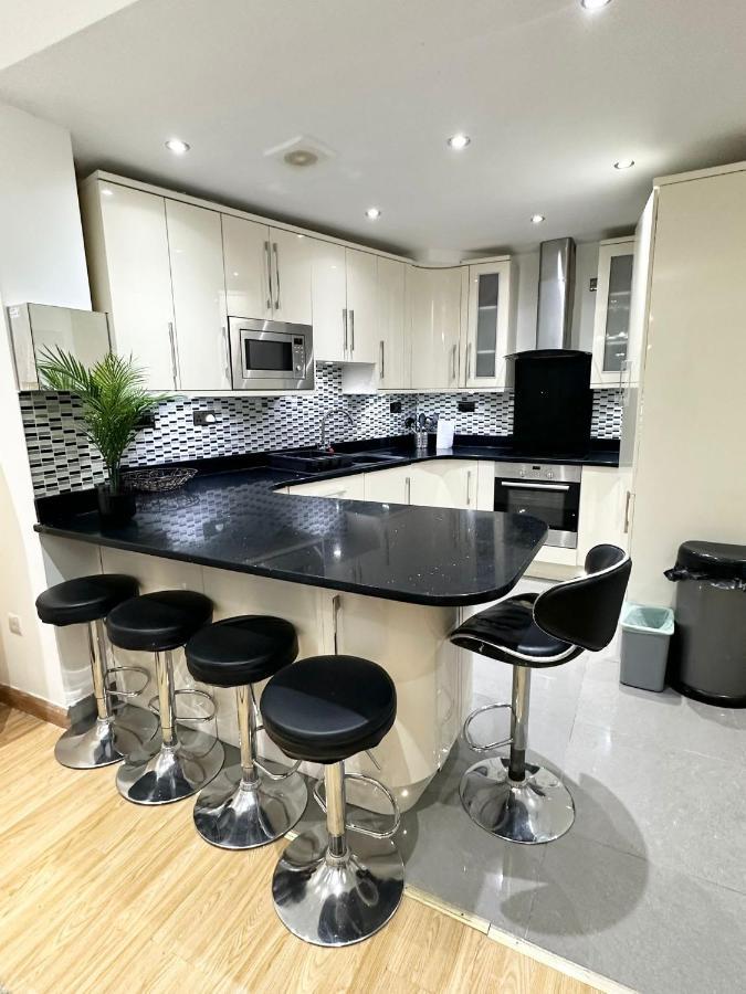 Modern Room In Spacious Home Londres Exterior foto